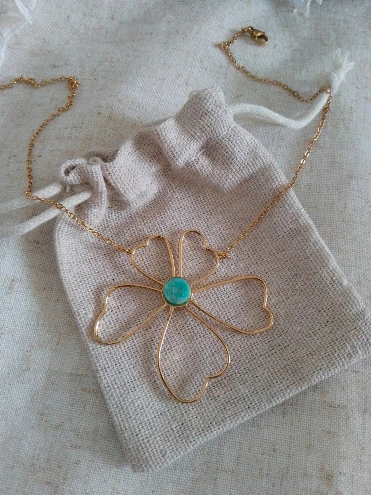 Collier boheme fleur dorée et pierre d'amazonite